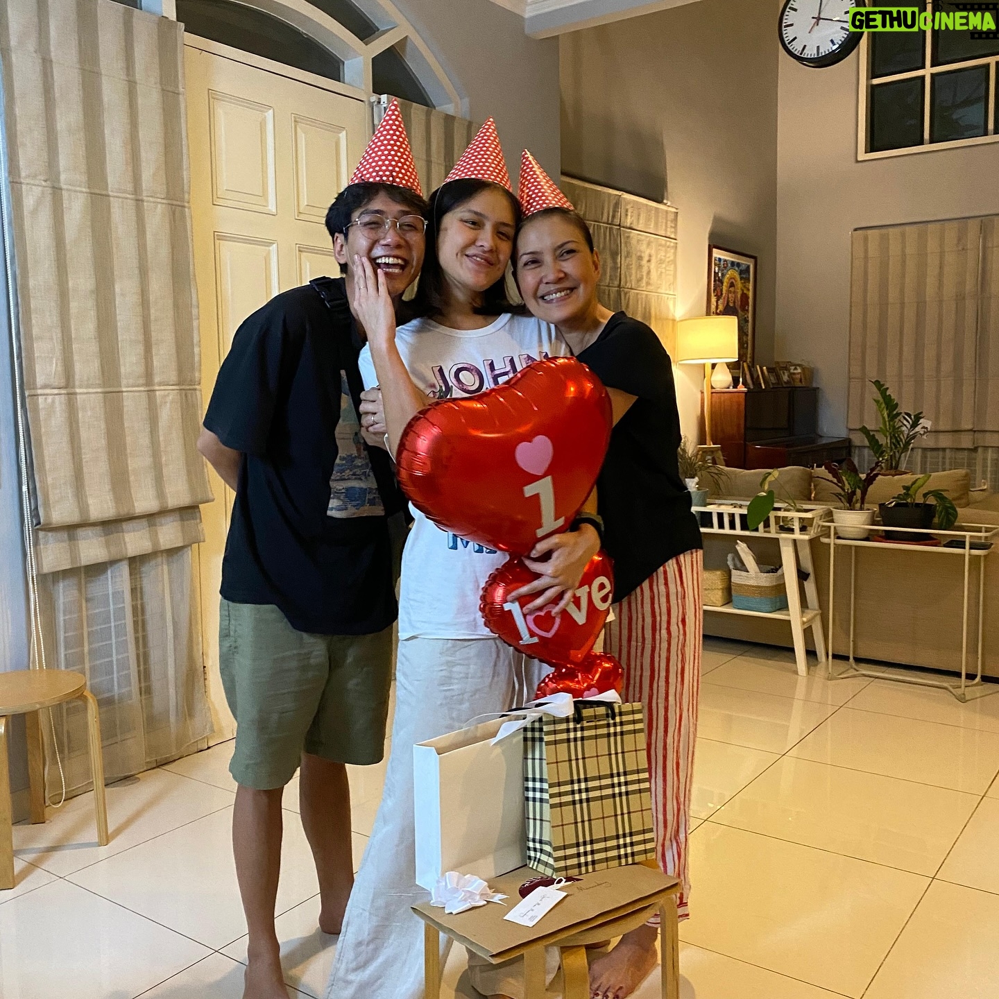 Chicco Kurniawan - 12.1K Likes - Happiest birthday tante !! tempat banyak sekali orang bercerita ! ❤️❤️❤️❤️🖖🖖🖖🖖🖖