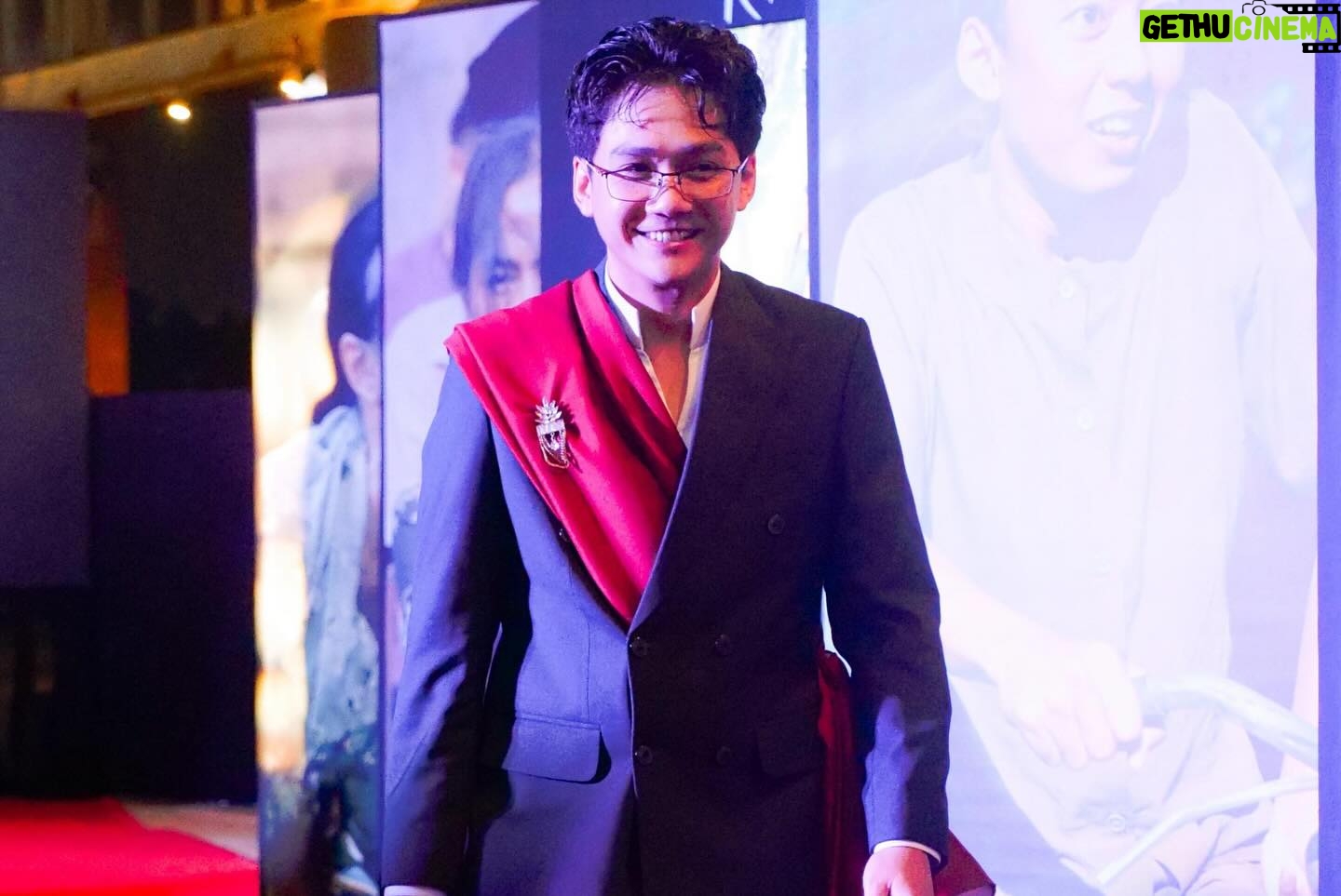 Chicco Kurniawan - 7.9K Likes - Premiere Kupu-Kupu Kertas !! Senang-senang!!
Stylist @hydrangga
Outfit @wonghangtailor & @stephenwongso
MUA @monmon.glam
Photo @ivasadili & @flash_gone2