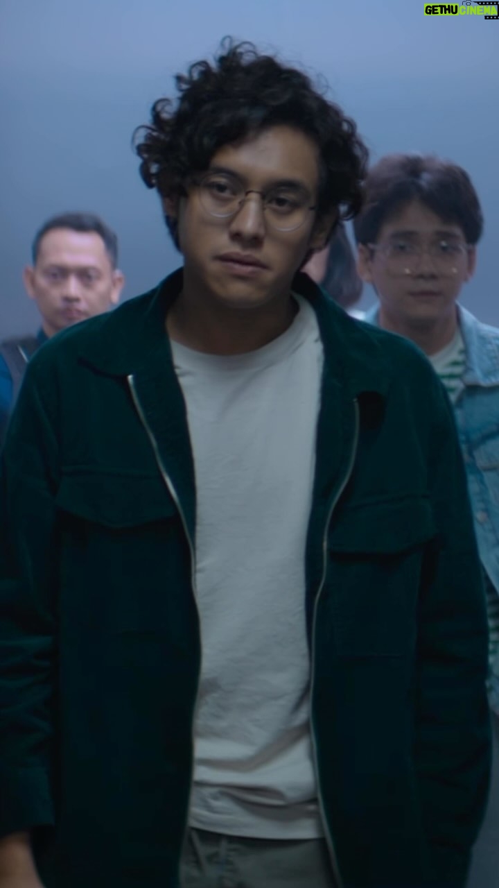 Chicco Kurniawan - 10K Likes - Kabarnya William (@ardhitopramono) sama Oscar (@chiccokurniawan) masih nungguin sampe mereka ubanan 🙏
#13BomdiJakarta
#13BomdiJakartaFilm
#SedangTayangdiBioskop