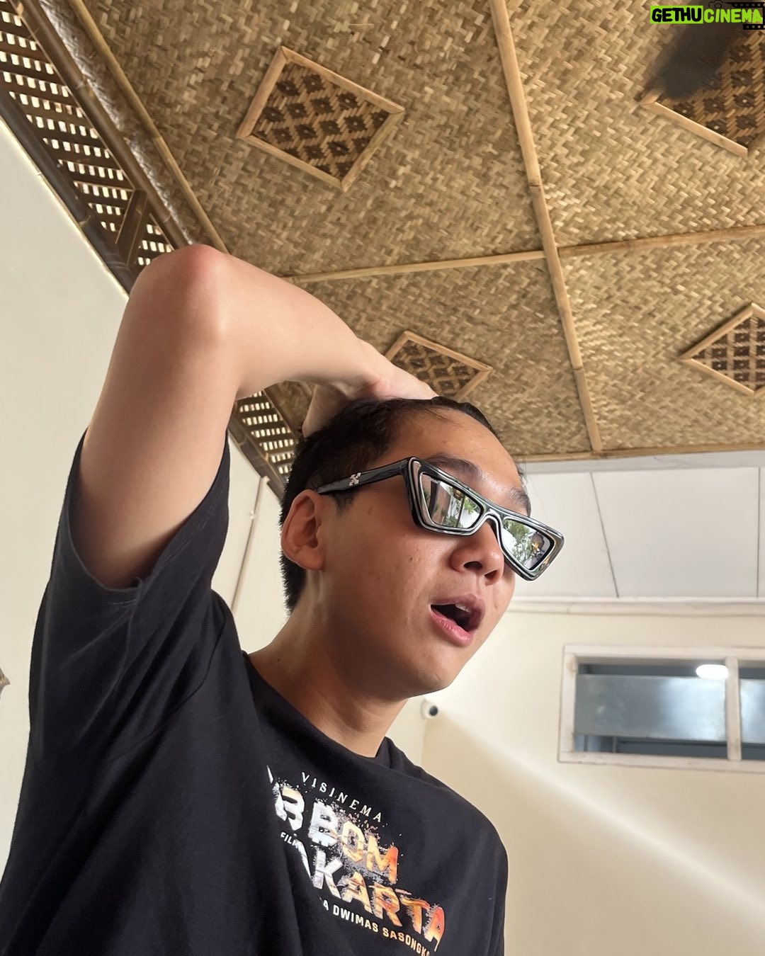 Chicco Kurniawan - 6.9K Likes - Selamat hari film nasional !! makin silau perfilman indonesia ! uhuy~
