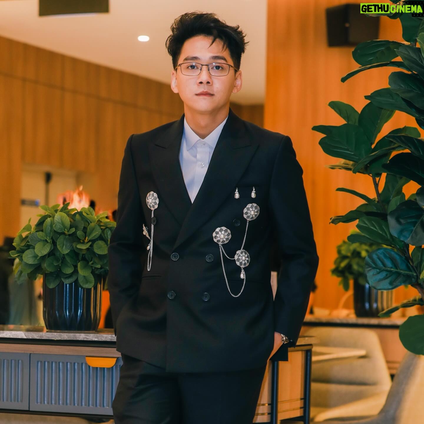 Chicco Kurniawan - 11.8K Likes - Premiere "Ronggeng Kematian"!!
Suit by @stevanobrill @wonghangtailor
Makeup and hair @monmon.glam
Styled by @hydrangga
Assisted by @bngaaml
Photo by @rffvck