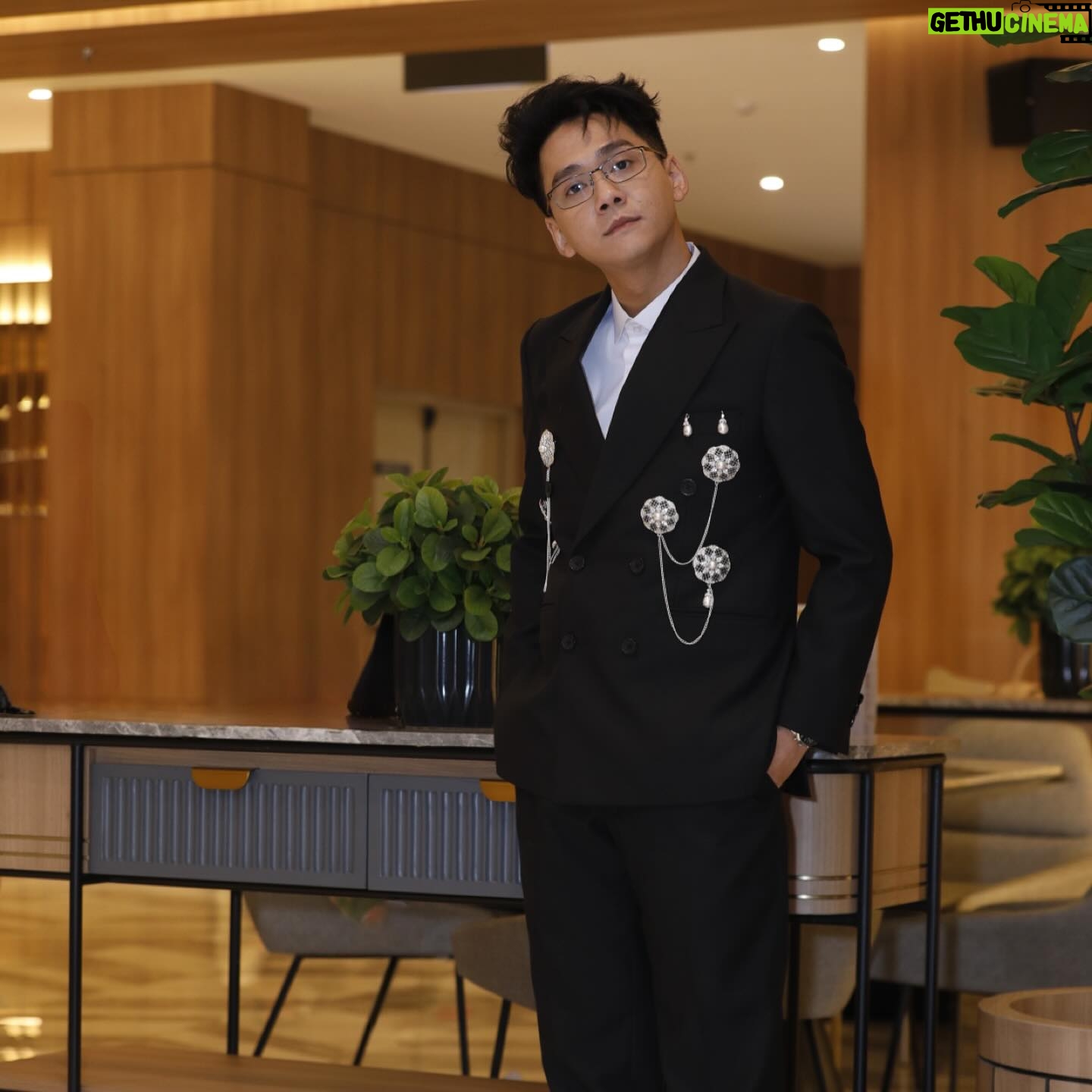 Chicco Kurniawan - 11.8K Likes - Premiere "Ronggeng Kematian"!!
Suit by @stevanobrill @wonghangtailor
Makeup and hair @monmon.glam
Styled by @hydrangga
Assisted by @bngaaml
Photo by @rffvck