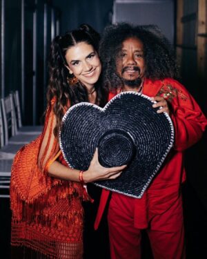 Chico César Instagram - a gente também já sabia. eu e @marianaaydar rodando no mundão. aí foi no @arraialdaarara. 

foto: @ohlograma 

a música é de @barro e @edstaudinger