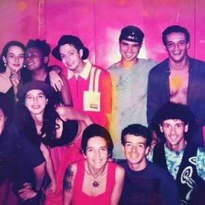 Chico César Instagram - éramos a Câmara dos Camaradas, um aglomerado de músicos em São Paulo pra tocar minhas composições ali pelo começo dos anos 90. tipo 1993. o da ponta do lado direito de quem olha, com a camisa aberta, é Luiz Chagas  @chaguetes, guitarrista muito livre e de estilo bem pessoal desenvolvido principalmente ao lado de @itamarassumpcao_. hoje ele estava dormindo e daí não acordou mais pra nós. foi sonhar no intangível, o misterioso não-lugar. nesse momento e nessa foto temos, além de nós dois, @tatafernandescompositora @maestrotiquinho @paulopadilhareal (que me presenteou a foto) @hugohori @simonejulianoficial @simonesouoficial @marcos_bowie @maurosanches. a vida é mesmo assim: às vezes as cordas se quebram mas a música continua. valeu, Chagas! obrigado. meu abraço à família: @monicatarantino.x  @tuliparuiz @gustavoruizchagas 🎵🙏🏿❤️‍🔥