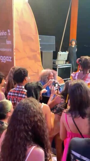 Chico César Instagram - nosso show JUNINO é um pipoco. ontem foi essa lindeza em Salvador da Bahia. ó paí, ó. me joguei na galera massa do Terraiá. até @marianaaydar já estava na plateia. comigo: @sintiapiccinsax @richardfermino @larissaumayta @gledsonmeira @lanaferreirabass @helinhomedeirosoficial. e @eduardoperucci @andrekbelo @liska_victor @romamuniz @cibeleminderluthier @silribas (vídeo) @lfmaisc.