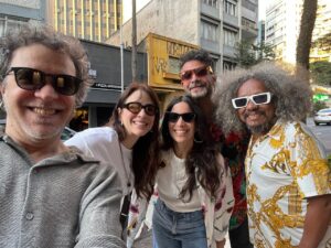 Chico César Instagram - o almocinho gostoso ontem em SP foi com @paulinhomoska @larissabracher @rojobarcelo e @esteban_blanca. estávamos felizes e ainda nem sabíamos da vitória da esquerda na França.