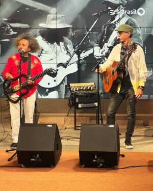 Chico César Instagram - O sextou dessa semana vai homenagear dois grandes nomes da MPB: Chico César e Zeca Baleiro. 🎸 Os dois nordestinos estarão na bancada do #SemCensura revelando detalhes de suas carreiras e falando sobre o primeiro álbum que gravaram juntos: “Ao Arrepio da Lei”. Contaremos também com a presença do cantor e compositor Marcelo Jeneci e da cantora e compositora Juliana Linhares. Fabiane Pereira se junta ao time como debatedora desse dia pra lá de especial. 🎤✨

Você não pode perder! Assista, às 16h, na TV Brasil, no canal da TV Brasil no YouTube ou no app TV Brasil Play. 📲