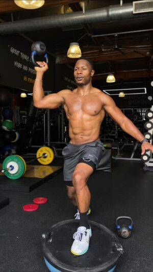 Chido Nwokocha Instagram - This a different mode…
.
.
.
🏋🏾‍♂️ @chrisdwong 
🦾 @brickhouseboxingclub 
.
#motivation #gymflow #summertimefine