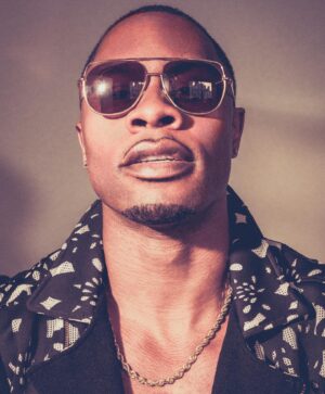 Chido Nwokocha Instagram - No shade…
.
.
.
😎
.
📸 @nogenbeckphoto 
👔 @jonathanmarcstein 
🪞 @karissalynnbeautyink 
📖 @coolamericamag 
.
#highfashion #cool #me