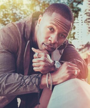 Chido Nwokocha Instagram - Just me…
.
.
.
 📸 @nogenbeckphoto 
👔 @jonathanmarcstein 
🪞 @karissalynnbeautyink 
📖 @coolamericamag 
📰 @vaughnericstewart 
.
#sunshine #highfashion #summerlove