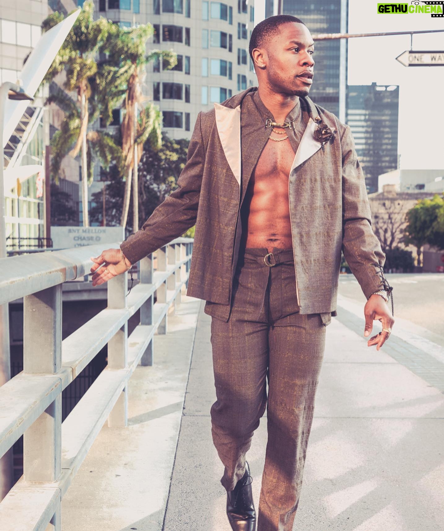 Chido Nwokocha - 13.5K Likes - Just me…
.
.
.
📸 @nogenbeckphoto
👔 @jonathanmarcstein
🪞 @karissalynnbeautyink
📖 @coolamericamag
📰 @vaughnericstewart
.
#sunshine #highfashion #summerlove