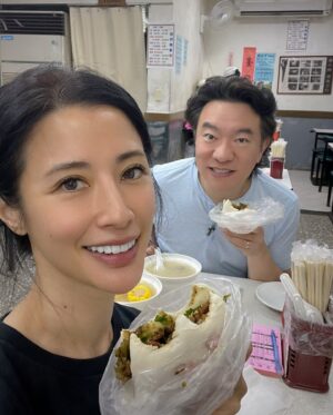 Chien-rong Lee Instagram - #夜深了我想說個小見證
#愛情包含了犧牲與陪伴
如果在婚姻裡為了堅持做自己，終究只會走向分離⋯

這幾天我在執行輕斷食 清淡飲食，吃了好幾天的酪梨搭配綠拿鐵，感覺整個人變得好輕盈，而且竟然毫無飢餓感！正當我得意小腹趨向平坦之際，偏偏老公要求我陪他吃Pizza，否則他無法同享兩種口味，今天又勞點割包！這位先生真的很過分餒，叫我小肉蛋又要我陪吃！

陪吃，稱不上大愛，沒什麼了不起，但是夫妻之間很容易從婚前到婚後，越來越多因為不願意配合，而漸行漸遠。

婚前戀愛腦，為了滿足對方，什麼都願意做，婚後，往往現實沖淡了一切，兩人想法不同、喜好、生活習慣，以至於越來越不想將就！夫妻關係少了陪伴，如同缺塊拼圖，永遠無法完整。

愛情不是條件交換 #願意用付出行動 #呼應對方愛的語言 絕對是穩固婚姻的基石！

今天老公感覺很被愛～
#愛是種感受也是意志的決定
#美麗心覺醒