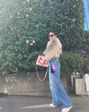 Chien-rong Lee Instagram - 承接昨晚直播，忘了介紹我最得意的卡哇伊戰利品！紫色小熊吊飾，搭配手機掛繩，真Q!

日本朋友推薦我去代官山走走，說那裡有beautiful people~ 的確，許多潮牌服飾店，光逛店內裝潢就很過癮！型男型女走在路上，個個都像造型師！

東京好天氣，不用開濾鏡，隨便拍都美，這裡的太陽會騙人，其實爆炸冷！

代官山有一種文青結合時尚的特殊氣質，就連超商門面看起來都格外不同～ btw我終於喝到Blue Bottle了！
#CareBear
#BuleBottle
#代官山