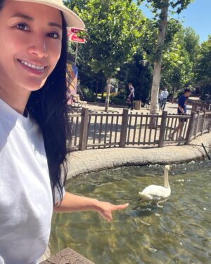 Chien-rong Lee Instagram - 早安！來自異鄉的問候～
猜猜看我人在哪國城市？
提示：政治首都、天鵝、冰淇淋
