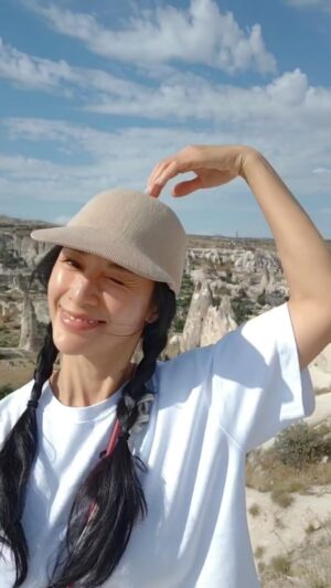 Chien-rong Lee Instagram - #卡帕多奇亞 Day 1 行程：獵人谷健行1.5K ，其實距離不遠，由於上山坡度頗高，爬了30分鐘（非常累！）看到屏息美景，一切都值得了！下山只要10分鐘，像在坐溜滑梯～
#Cappadocia #Göreme #HunterValley #TurkeyTravel #breathtakingviews