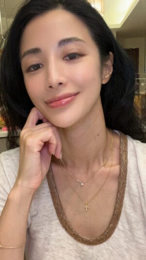 Chien-rong Lee Instagram - 飾品有金有銀真美麗，切勿混搭，才是氣質王道～ #十字架項鏈 #十字架手鏈 #30分美鑽 #輕珠寶 #日常佩戴