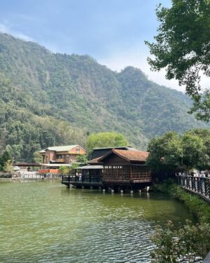 Chien-rong Lee Instagram - 台灣是塊寶島，處處有美景，美麗的湖光山色，懷舊老街，隨便拍，照片都好有味道～ 誠心盼望搜救任務能傳出好消息，後續重建一切順利，讓花蓮的好山好水，再次被看見！#車埕車站 #南投日月潭￼