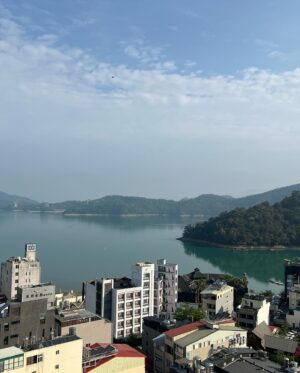 Chien-rong Lee Instagram - #好天氣出去走走
#日月潭力麗溫德姆溫泉酒店
蒨蓉一口氣開箱三款房型，國際品牌經營規格，所有細節精緻到位，泳池、溫泉、酒吧、遊樂區，設施完善齊全，地理位置方便，超高C P值！六月中才正式開幕，趕快趁五月底的時候（漲價前）入住！他們家的早餐豐盛澎湃，超好吃！大推！
#客房介紹精彩影片看限動￼
#日月潭力麗溫德姆
#wyndham #sunmoonlake
@wyndham_sunmoonlake