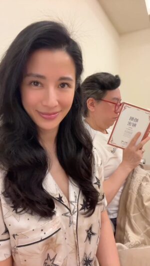 Chien-rong Lee Instagram - #夫妻相處之道的基礎動作
#十點鐘原則 練習感謝～