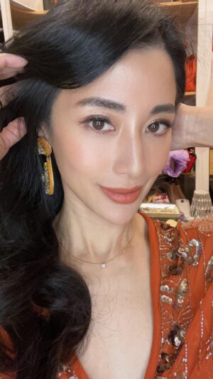 Chien-rong Lee Instagram - 吃喜酒，親家母洋裝出動了！這件網購洋裝還真是讓我很有仙女下凡的氣勢餒，因為走到哪兒，亮片就掉到哪兒～ 
#30分美鑽頸鍊 
#Jcrewearrings
#asosdress
#weddingoutfit