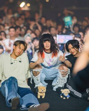 Chih-Siou Instagram - .
｡:°ஐ..ʚ香港辣BOYSɞ*. ﾟ｡:°ஐ..
特別感謝 @punchliveofficial ❤️‍🔥
下次一定還要去香港(⁎⁍̴̛ᴗ⁍̴̛⁎)

吉他/ @shaoenlo 
鼓手/ @xioupan 
人聲處理/ @chungweiyu1237 
音控/ @_eason_zhan_ 

髮/ @zin_evanhairstylist_ 
妝/ @6badow9 
造型/ @edie20402 
服裝/ @we11done
@dionlee @hm X @heronpreston

照片/ @punchliveofficial 傑哥