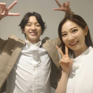 Chika Anzai Instagram - 【私の頭の中の消しゴム 15th Letter】

ご来場ありがとうございました！！

このような名作を朗読させてもらえて、とにかく光栄でした…。
朗読劇15周年という記念すべき年に携わることができたのも、とても嬉しかったです。

たった1公演の2時間だけでしたが、薫として呼吸できて幸せでした。
相手役の富本さんの熱量もすごくて、最高に楽しかったです！
その時間を共にし、物語の中に一緒に飛び込んでくださった皆様、本当にありがとうございました！！

📷
①②相手役の富本惣昭さんと！
お忙しい中スケジュールを合わせてくださり、稽古日じゃない日も読み合わせをしてくださいました。（調整してくださった制作陣にも感謝です🙏）
フレッシュで熱いお芝居に助けられて、すごく楽しかったです！
ありがとうございました！

③お水も薫って明記されてるの地味に嬉しくて撮っちゃいました🥰
こういうの、「安済」って役者名のことが多いので…！

④皆さんパンフお手にとっていただけましたか…！
めっちゃ素敵に撮ってもらえて誰やねんこれって感じでした！すごい！
その他制作陣やキャスト陣の熱いメッセージもぜひぜひ読み込んでもらって、余韻にひたってください💌
あ、バナナ。
糖質摂らないとまじで頭回らないのでしっかりバナナ食べて本番にのぞみました！

そしてお手紙やプレゼントありがとう〜🥰
これから拝見します！
あ、お花を送ってくださった方々、手違いでわたしのもとにこなくて…すみません😭
みたかった…😭
お気持ちだけ受け取ります本当にごめんなさいありがとうございます🙏

そういえばやたらと2列目です！って方が多かったので、2列目ほとんどファンの方かと思うと面白かったです🤣
最前の方もちらほら…！
手とか振れなくてすまない…いや振るタイミングなんてなかったんですが…
あ、あとハンカチとティッシュ必須だよって言わなかったのもすまない…涙でビシャビシャになったって感想もらって気付きました…。

改めて、一緒にこの物語を味わえて嬉しかったです！
ありがとうございました！

hairmake @smode_shinobu

#私の頭の中の消しゴム
#富本惣昭
#安済知佳