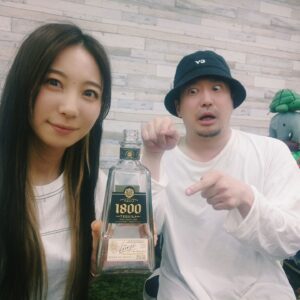 Chika Anzai Instagram - 【ぐらんぶる 華金ラジオ】

第5回が配信されております〜🍻

ゲストは安元さんっ🥳🎊🎊

相変わらずパーソナリティがパーソナリティできてなかったのですが、安元さんが優しく導いてくれました😭
楽しいお話もたくさんありがとうございました！！！

そしてお洒落なテキーラを！！！
教えてくださいましたよっ！！！！

今までのテキーラへの意識が変わる美味しさでびっくり😍
テキーラのショットぐいっからのレモンちゅっていうちょっと憧れてたやつも出来ました(笑)

でも皆さんは安易に真似せず、自分の体調とか許容量をみながら気を付けて楽しんでくださいね！

次回ゲストは！！！真礼だぁああ！！！
うおおおおおおおおおお！！！！！！
真礼みながら日本酒だああああ！！！
メールお待ちしてますっ😍❤️❤️

📷
①飲み終わったわたしたち😆👍

②ぐらんぶるサワー千紗レベル＆今回飲んでたアネホ！

③キッチンカーのロシアンたこ焼き！
美味しかった😍

④ほぼほぼスタッフさん達が飲みきった透明な方！これは…わたしは割って飲むほうが好きでした🤤

#ぐらんぶる
#安元洋貴
#安済知佳
