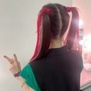 Chika Anzai Instagram - 【グリユニショー載せきれなかった写真たち】

①動画だったごめんぴ😉

②わたしもしおんぬもキャラ合わせでエクステつけてもろたよ✌️✌️

③④⑤今回もし最後だったら後悔しないためにもちせさんに合わせて高めツインテに挑戦しました…この高さは小学生ぶりですね…貴重な経験をありがとうちせ🥲

⑥中に着てたグッズT！実は襟と袖を切り取って着てました！キービジュでちせが腕まくりしてるの見てわたしも腕まくりしがちなので嬉しかったです🥰

⑦イベント終わって楽屋行ったらいちご大福が…え…スタッフさん用意してくれたのかな…って詩音ちゃんとわたわたしてたんだけど真相はわからず😇とりあえず美味しかったですありがとうございます🥰

⑧広瀬くんお誕生日おめでとうケーキが登場🎂9日です皆さんもお祝いしましょう🎉

そんなこんなで、夢のように楽しい時間でした…！！
グリッドマンユニバース最高だって気持ちを皆さんと共有出来て幸せでしたありがとうございました！！

#GRIDMAN_UNIVERSE