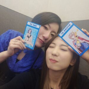 Chika Anzai Instagram - 【ぐらんぶる 華金ラジオ】

第4回！配信されました🍻

とあさんがきてくれましたよ〜🫶🫶

毎回語り継がれていた酒豪エピソードをご本人からきかせてもらいました！
梓のお芝居についてもたっぷり語ってくださったので、ぜひ聴いてださい👍

わたしは初めての芋焼酎！！
ラジオ内でとあさんから飲み方を教わっております〜！
飲んだことない方、ぜひ参考にしてください🥰
楽しすぎた…とあさんありがとうございました❤️

ガブガブ飲まなかったからか今までで一番意識を保った収録だったな〜うふふ〜って思ってたんですが、聴いてみたらわたしめっっっちゃ食べてる。
お腹空いてたからひたすら食べてる。
そりゃほろ酔いで済みますわ🤗
いつも美味しいおつまみというか軽食を用意してくださるスタッフさんたち、本当にありがとうございます🤤❤️

そして！！
ラジオ内で人気投票の結果発表もしています！！
どちゃどちゃにネタバレですが公式さんにあがったので言っちゃいます、

千紗が1位ですっっ🎊🌟🌟🌟

うおおおおおおぉおめでとううう！！！
投票してくださった皆様ありがとうございます😍
他の順位もラジオで聴いてくださいね🙋

次回はああ！！！安元さん！！！テキーラ！！！
安元テキーラさん！！！
こわい！！！！！でもうれしい！！たのしみ！！！
メールお待ちしてます🥰

📷
①素面〜！

②酔っぱらい！（わたしの口の中にはカールさんがいます）

③千紗おめでとう🎊
吉岡先生描き下ろしイラスト…！神😍❤️
でもこのクセ強トロフィーにツッコミ入れてないくらいには酔ってたみたいです😉

④ぜんぶ美味しすぎた…感謝…😋

#音泉
#ぐらんぶる
#行成とあ
#安済知佳