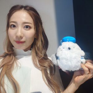 Chika Anzai Instagram - 【鳴潮 リリース直前生放送】

ご来場&ご視聴ありがとうございました！

やっと鑑心（カンシン）の声を担当しますって言えた〜！！(笑)

他のキャラクター達もオープンワールドのグラフィックも音楽も綺麗すぎてワクワクが止まらない時間でしたね…🤦❤️
個人的に漂白者ちゃんかわいすぎて…漂白者ちゃんであの世界を駆け回りたくなりました🥰

ご来場のお客様も、配信でご覧いただいた方々も、一緒にリリースを楽しみにしてくださっててめちゃめちゃ嬉しかったです！
ありがとうございました！
アーカイブもまだありますので、ぜひご覧ください🙋

そして23日から【鳴潮】の世界をたくさん楽しんでください🎉

📷
①出演者&お客様と✌️
一面が鳴潮の世界を皆さんと楽しめて嬉しかったです！
ペンラ皆さんと振れて楽しかった〜！
ありがとうございました！

②③こちらがわたしが声を担当する鑑心！
ストーリーはもちろん、モーションも素敵なのでお楽しみにっ🥰

④秧秧（ヤンヤン）ピーぬいぐるみ！
いただいちゃいました❤️
上手く、なんていうか上手く！振ると！音が鳴るんです！！！
めちゃめちゃかわいい🫶

改めて、オープンワールドRPG【鳴潮】のリリース！お楽しみに！！！

hairmake @smode_shinobu

#鳴潮
#鳴潮リリース直前生放送 
#kurogames
#小野友樹
#篠原侑
#えなこ
#もこう
#百花繚乱
#安済知佳