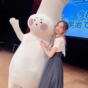 Chika Anzai Instagram - 【響け！ユーフォニアム3 今度こそ！7回目だよ！宇治でお祭りフェスティバル】に出演しました🎺

ありがとうございました〜！！！

2年ぶりの開催！
放送期間中の開催は9年ぶり！

めっっっちゃめちゃ楽しかった……😭❤️

まさかの9話の上映もやってしまうという…！！
からのいつも通りの自由なコーナーや、書き下ろしの朗読劇！

1時間半の中でこんなに感情のジェットコースターを一緒に味わえたのすごいですね🤦😭🤣🤤☝️

あたたかい声援ありがとうございました！
嬉しかったです！

これからも、北宇治高校吹奏楽部の音楽×青春の荒波を一緒に駆け抜けてください！
最後まで宜しくお願いします🎺

📷
①みんなと〜🥰
いや〜笑いすぎてほっぺも腹筋も痛かった…楽しいメンバーでした🥳

②チューバくん&カルテット🫶

③萌絵が撮ってくれたよ😆

④本日の髪型〜🙋

⑤⑥めっちゃ素敵なお花ありがとうございました！！！！！

イベントやらキャラソンやらの新情報も盛り沢山だったので、ぜひユーフォの公式Xをご確認ください🎺
改めて、ありがとうございました！！

hairmake @smode_shinobu

#anime_eupho
#ユーフォ3期
#黒沢ともよ
#朝井彩加
#豊田萌絵
#戸松遥
#雨宮天
#安済知佳