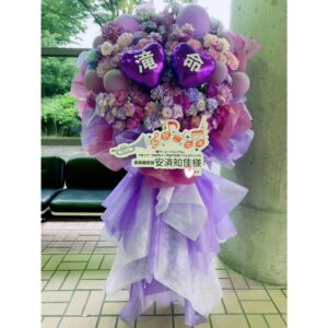Chika Anzai Instagram - 【響け！ユーフォニアム3 今度こそ！7回目だよ！宇治でお祭りフェスティバル】に出演しました🎺

ありがとうございました〜！！！

2年ぶりの開催！
放送期間中の開催は9年ぶり！

めっっっちゃめちゃ楽しかった……😭❤️

まさかの9話の上映もやってしまうという…！！
からのいつも通りの自由なコーナーや、書き下ろしの朗読劇！

1時間半の中でこんなに感情のジェットコースターを一緒に味わえたのすごいですね🤦😭🤣🤤☝️

あたたかい声援ありがとうございました！
嬉しかったです！

これからも、北宇治高校吹奏楽部の音楽×青春の荒波を一緒に駆け抜けてください！
最後まで宜しくお願いします🎺

📷
①みんなと〜🥰
いや〜笑いすぎてほっぺも腹筋も痛かった…楽しいメンバーでした🥳

②チューバくん&カルテット🫶

③萌絵が撮ってくれたよ😆

④本日の髪型〜🙋

⑤⑥めっちゃ素敵なお花ありがとうございました！！！！！

イベントやらキャラソンやらの新情報も盛り沢山だったので、ぜひユーフォの公式Xをご確認ください🎺
改めて、ありがとうございました！！

hairmake @smode_shinobu

#anime_eupho
#ユーフォ3期
#黒沢ともよ
#朝井彩加
#豊田萌絵
#戸松遥
#雨宮天
#安済知佳