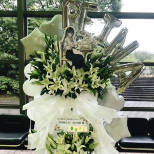 Chika Anzai Instagram - 【響け！ユーフォニアム3 今度こそ！7回目だよ！宇治でお祭りフェスティバル】に出演しました🎺

ありがとうございました〜！！！

2年ぶりの開催！
放送期間中の開催は9年ぶり！

めっっっちゃめちゃ楽しかった……😭❤️

まさかの9話の上映もやってしまうという…！！
からのいつも通りの自由なコーナーや、書き下ろしの朗読劇！

1時間半の中でこんなに感情のジェットコースターを一緒に味わえたのすごいですね🤦😭🤣🤤☝️

あたたかい声援ありがとうございました！
嬉しかったです！

これからも、北宇治高校吹奏楽部の音楽×青春の荒波を一緒に駆け抜けてください！
最後まで宜しくお願いします🎺

📷
①みんなと〜🥰
いや〜笑いすぎてほっぺも腹筋も痛かった…楽しいメンバーでした🥳

②チューバくん&カルテット🫶

③萌絵が撮ってくれたよ😆

④本日の髪型〜🙋

⑤⑥めっちゃ素敵なお花ありがとうございました！！！！！

イベントやらキャラソンやらの新情報も盛り沢山だったので、ぜひユーフォの公式Xをご確認ください🎺
改めて、ありがとうございました！！

hairmake @smode_shinobu

#anime_eupho
#ユーフォ3期
#黒沢ともよ
#朝井彩加
#豊田萌絵
#戸松遥
#雨宮天
#安済知佳
