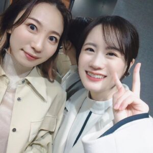 Chika Anzai Instagram - 昨日今日、北陸新幹線芦原温泉駅出発セレモニー&ちはやふるトークイベントに出演いたしました！

まずは北陸新幹線、芦原温泉駅開業おめでとうございます🎉
2024年3月16日、福井にとって念願の新幹線開通という歴史的瞬間に立ち会うことができて、とても光栄でした。

それもわたしの母の故郷である芦原で、出発セレモニーにも参加できるなんて夢のようでした。

芦原の皆さんにも未だ愛され続ける【ちはやふる】のおかげです。
素晴らしい機会をありがとうございました！！！

久しぶりにちはやふるの思い出もお話できたり、作品の熱さやトキメキも振り返ることが出来て楽しかった〜🥰

新幹線で行きやすくなりましたので、ぜひちはやふるに登場する場所にも、これからもっと足を運んでいただきたいです！

そして16日から、福井市内を走るすまいるバスの南ルートの車内放送も担当しております。
福井県の福井市に出向くことがありましたら、ぜひ乗車しておききください。
日常的にそのすまいるバスを使っている方々は、これから暫く宜しくお願いします…🙏
ちなみに北ルートは榎木の淳弥です🙋
親族で真逆の方角🤣
というか親族ともども車内放送担当させてもらえるなんてありがとうございます…🥲

📷
①②芦原温泉駅で瀬戸ちゃん細谷さんと！
駅長さんと共に「出発進行！」なんて言わせていただきました…すごいことだ…。
制帽までかぶらせてもらいました🙏🙏
③その後のトークイベント髪型変えてもらったのにこのせとちゃんとのツーショでしか残せてない&この構図じゃよくわからない🤗
④⑤芦原温泉駅にいる恐竜は温泉浸かってたよ！
顔はリアルすぎてちょっと怖いけど可愛かったよ！
⑥⑦2日目のトークイベントも大喜利やらなんやら楽しかった〜！
99RadioServiceさんとわたさんと写真撮り忘れていたのが痛恨のミス…すみません😭
久しぶりにご一緒出来て嬉しかったです！
⑧出発式の号外がでたらしく…とりあえずツーショ撮っておきました(笑)
⑨2日目はハーフおだんごヘアーでした🙋

改めてありがとうございました！
ご来場くださった方々、県外の方も多くて嬉しかったです🥰
特に2日目は雨だったのにありがとうございます🙏
またぜひ、色んな季節に福井に足を運んでいただけたら嬉しいです！

hairmake @smode_shinobu 

#北陸新幹線
#芦原温泉駅
#ちはやふる
#瀬戸麻沙美
#細谷佳正
#安済知佳