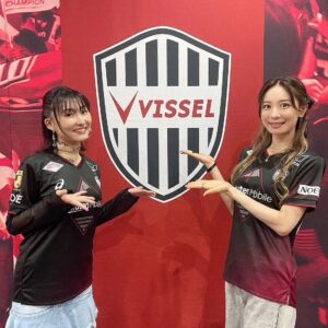 Chika Anzai Instagram - 【ヴィッセル神戸×リコリス・リコイル】

コラボイベントに出演いたしました！
ありがとうございました⚽🫶

わたしはサッカーどころかスポーツ観戦も初めてだったので、とても新鮮で楽しかったです！！
すごかった〜〜！！！😍

熱い試合はもちろんのこと、コラボグッズや副音声、トークショーなどなど楽しんでいただけましたか？？
久しぶりにリコリコファンの皆様にお会いできただけでなく、一緒に観戦も楽しむという面白い時間🥳
嬉しかったです🥰

こんな素敵な機会に恵まれたのは、作品の力はもちろん、いつも作品を応援してくださるリコリコファンの皆様のおかげです！
ありがとうございます🙏
また一緒にリコリコを楽しめるその時まで…応援宜しくお願いします☕

ヴィッセル神戸さんも、とても贅沢な時間をありがとうございました…！！

📷
①②コラボ等身大パネルと✌️✌️

③④わたしも詩音ちゃんも、ヴィッセル神戸さんの素敵なユニフォーム（レプリカ）を着せていただきました😍
背面にね…！！
各々のキャラの名前とアニメにちなんだ背番号をね…印字してもらってたのに…！！
その写真を誰も撮っていないという痛恨のミス😭😭😭😭😭
すまない…イベントに来てくれたリコリコファン限定の思い出になってしまった…🙏
なぜか撮った気でいた😭😭悲しい……。

⑤観戦&副音声のときの⚽🌟
すごい経験をさせてもらえてめちゃめちゃ感動でした！！
言葉を発するのがいつも以上に雑になってしまうほど見入ってしまった……いやぁ熱気と迫力すごかった……。
写真の逆光もしゅごい😇

⑥ほんとはもっと大きく飾ってあるほうで動画撮りたかったんだけど時間がなくて…🙏
相変わらず可愛いナイスな表情ですね〜ぬっさん〜🥰
しおんぬっさんはサッカーにも詳しくて、おかげで試合やこのコラボを更に楽しむことができました😍
ありがとうしおんぬ！！！

改めて、ヴィッセル神戸×リコリス・リコイル最高でした⚽🫶🐟
ありがとうございました！

hairmake @smode_shinobu

#ヴィッセル神戸
#visselkobe 
#リコリコ
#若山詩音
#安済知佳