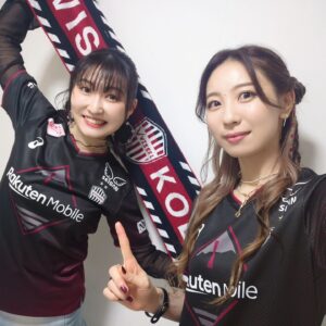 Chika Anzai Instagram - 【ヴィッセル神戸×リコリス・リコイル】

コラボイベントに出演いたしました！
ありがとうございました⚽🫶

わたしはサッカーどころかスポーツ観戦も初めてだったので、とても新鮮で楽しかったです！！
すごかった〜〜！！！😍

熱い試合はもちろんのこと、コラボグッズや副音声、トークショーなどなど楽しんでいただけましたか？？
久しぶりにリコリコファンの皆様にお会いできただけでなく、一緒に観戦も楽しむという面白い時間🥳
嬉しかったです🥰

こんな素敵な機会に恵まれたのは、作品の力はもちろん、いつも作品を応援してくださるリコリコファンの皆様のおかげです！
ありがとうございます🙏
また一緒にリコリコを楽しめるその時まで…応援宜しくお願いします☕

ヴィッセル神戸さんも、とても贅沢な時間をありがとうございました…！！

📷
①②コラボ等身大パネルと✌️✌️

③④わたしも詩音ちゃんも、ヴィッセル神戸さんの素敵なユニフォーム（レプリカ）を着せていただきました😍
背面にね…！！
各々のキャラの名前とアニメにちなんだ背番号をね…印字してもらってたのに…！！
その写真を誰も撮っていないという痛恨のミス😭😭😭😭😭
すまない…イベントに来てくれたリコリコファン限定の思い出になってしまった…🙏
なぜか撮った気でいた😭😭悲しい……。

⑤観戦&副音声のときの⚽🌟
すごい経験をさせてもらえてめちゃめちゃ感動でした！！
言葉を発するのがいつも以上に雑になってしまうほど見入ってしまった……いやぁ熱気と迫力すごかった……。
写真の逆光もしゅごい😇

⑥ほんとはもっと大きく飾ってあるほうで動画撮りたかったんだけど時間がなくて…🙏
相変わらず可愛いナイスな表情ですね〜ぬっさん〜🥰
しおんぬっさんはサッカーにも詳しくて、おかげで試合やこのコラボを更に楽しむことができました😍
ありがとうしおんぬ！！！

改めて、ヴィッセル神戸×リコリス・リコイル最高でした⚽🫶🐟
ありがとうございました！

hairmake @smode_shinobu

#ヴィッセル神戸
#visselkobe 
#リコリコ
#若山詩音
#安済知佳