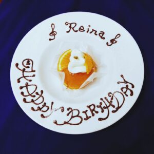 Chika Anzai Instagram - 5月15日🎺❤️❤️
高坂麗奈さん、お誕生日おめでとう🎂🎊

今年は3年生の姿をみながらのお祝い…！

3期の放送期間中にお祝いできるなんて嬉しいです🥰
ユーフォファンの皆さんもお祝いしてくださってて…わたしがお礼を言うのも変ですが嬉しいので言いますありがとうございます🙏

3期の彼女も、変わらず特別を貫く姿が最高にかっこいい。
高校最後の生活も、音楽も、とても一生懸命に全力で向き合っていて…これが青春の価値か…ってなりますね🥲🌟

これからも【響け！ユーフォニアム】はもちろん、高坂麗奈さんも宜しくお願いします！！

次回はもう7話のOA！！
お楽しみに🎺

📷
柑橘系がお好きとの情報のみでいつも柑橘系のケーキにしております🍊
おめでとう麗奈🫶

#anime_eupho 
#高坂麗奈
