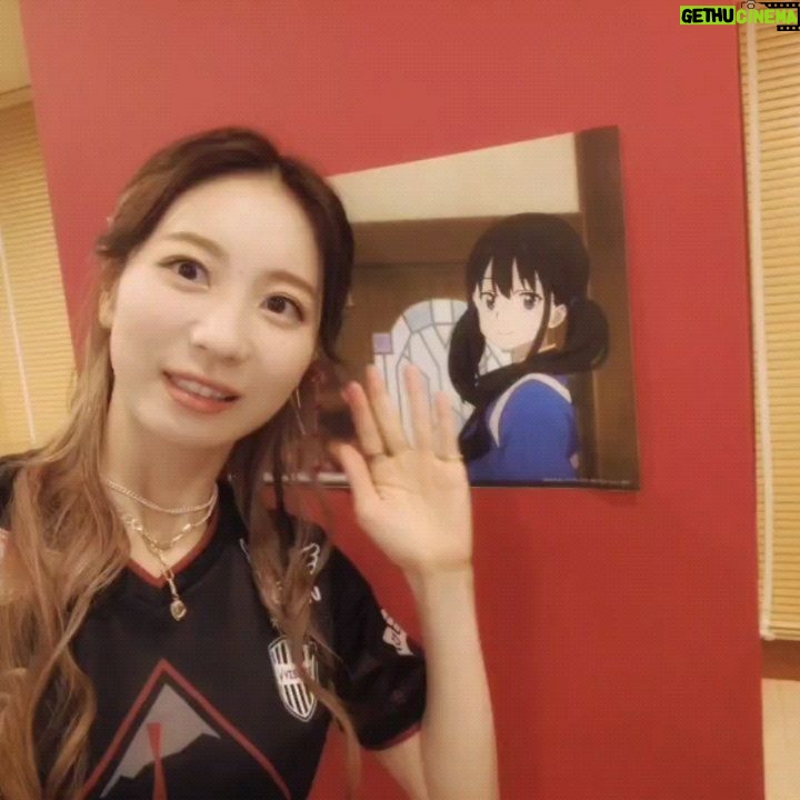 Chika Anzai - 3 Likes - 【ヴィッセル神戸×リコリス・リコイル】
コラボイベントに出演いたしました!
ありがとうございました⚽🫶
わたしはサッカーどころかスポーツ観戦も初めてだったので、とても新鮮で楽しかったです!!
すごかった〜〜!!!😍
熱い試合はもちろんのこと、コラボグッズや副音声、トークショーなどなど楽しんでいただけましたか??
久しぶりにリコリコファンの皆様にお会いできただけでなく、一緒に観戦も楽しむという面白い時間🥳
嬉しかったです🥰
こんな素敵な機会に恵まれたのは、作品の力はもちろん、いつも作品を応援してくださるリコリコファンの皆様のおかげです!
ありがとうございます🙏
また一緒にリコリコを楽しめるその時まで…応援宜しくお願いします☕
ヴィッセル神戸さんも、とても贅沢な時間をありがとうございました…!!
📷
①②コラボ等身大パネルと✌️✌️
③④わたしも詩音ちゃんも、ヴィッセル神戸さんの素敵なユニフォーム(レプリカ)を着せていただきました😍
背面にね…!!
各々のキャラの名前とアニメにちなんだ背番号をね…印字してもらってたのに…!!
その写真を誰も撮っていないという痛恨のミス😭😭😭😭😭
すまない…イベントに来てくれたリコリコファン限定の思い出になってしまった…🙏
なぜか撮った気でいた😭😭悲しい……。
⑤観戦&副音声のときの⚽🌟
すごい経験をさせてもらえてめちゃめちゃ感動でした!!
言葉を発するのがいつも以上に雑になってしまうほど見入ってしまった……いやぁ熱気と迫力すごかった……。
写真の逆光もしゅごい😇
⑥ほんとはもっと大きく飾ってあるほうで動画撮りたかったんだけど時間がなくて…🙏
相変わらず可愛いナイスな表情ですね〜ぬっさん〜🥰
しおんぬっさんはサッカーにも詳しくて、おかげで試合やこのコラボを更に楽しむことができました😍
ありがとうしおんぬ!!!
改めて、ヴィッセル神戸×リコリス・リコイル最高でした⚽🫶🐟
ありがとうございました!
hairmake @smode_shinobu
#ヴィッセル神戸
#visselkobe
#リコリコ
#若山詩音
#安済知佳