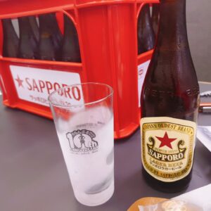 Chika Anzai Instagram - 【ぐらんぶる 華金ラジオ】

第3回配信されました🍺

ゲストは耕平役の木村良平さん！

良平さんの優しさに甘えまくりパーソナリティでした😇

ビール、しかも瓶ビールの中でいちばん好きな赤星だ！って喜んでたら1ケースが登場🤗
流石ですね…ぐらんぶるラジオスタッフさんたち…。
でも余裕でしょこの人数だしと思ったら、気を利かせた良平さんのコカレロも登場して無事にめちゃめちゃに酔いましたご馳走さまでした…🫠
良平さんがこのラジオのためにあんなに色々用意してくださるなんて感激😭🙏

後半ふんわりとしか覚えてなくて、聴いてみたらお悩み相談コーナーでパーソナリティがゲストに悩み相談してて頭抱えましたね。
良平さん優しすぎる…もしや神なのか……
本当にありがとうございました😭

リスナーの皆さんには美味しくていっぱい飲めちゃうお酒（特にショットでいく系）には注意しなきゃって思ってもらえたら幸いです🤤

次回はとあさん！！！
毎回伝説のように語り継がれてるエピソードをご本人から聴きましょう(笑)
芋焼酎…ドキドキ…！
メールお待ちしてます📧

📷
①素面！

②酔っぱらい！

③キンキンに冷やされた10周年グラスでいただきました😋

④10周年グッズかわい〜🥰
みなさんもぜひ手に入れてください👍

#ぐらんぶる
#音泉
#木村良平
#安済知佳