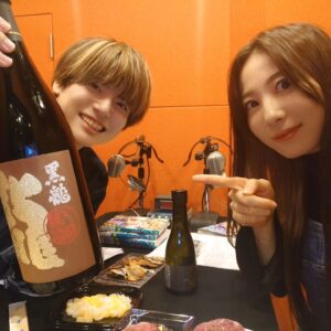 Chika Anzai Instagram - 【ぐらんぶる 華金ラジオ】

第2回、配信されました🎊

今回はパーソナリティ内田雄馬くんで、わたしがゲストでした😇

この前日にかなちゃんさん回録ってたから…2日連続飲酒で口も頭も回らないただの酔っぱらいのわたしですがご了承ください…🥲
酔っぱらいに囲まれながらも、楽しく面白くお話してくれた雄馬くんに感謝です😭🙏

いや〜久々に服かぶった日がぐらんぶるラジオだなんて…我々どうなってんだ🤔
アフレコ当時の思い出話もいっぱいできたので、ぜひぜひ聴いてください！

あとリスナーさんのメールがぐらんぶる愛に溢れてて、我々感動しまくりでした…！
ありがとうございました！！
またぜひ、メール送ってください🫶

📷
①②まてまてなんで一升瓶やねん😇
ゆうまくん飲めないのにどういうことやねん😇
味くらべできますって300mlのもわざわざ🤦
めっっっっっちゃ美味しかったです。
流石黒龍！福井の地酒！！
スタッフさんたちも美味しそうにめちゃめちゃ飲んでくれましたありがとうございました(笑)

③おつまみもタンパク質たくさん！
映ってないけど焼き鳥もあったんですよ〜！
美味しかった😍😍😍
ご馳走さまでした！！

次回は良平さんがゲストです！！！
わくわく！！！
お楽しみに💪

#ぐらんぶる
#音泉
#内田雄馬
#安済知佳