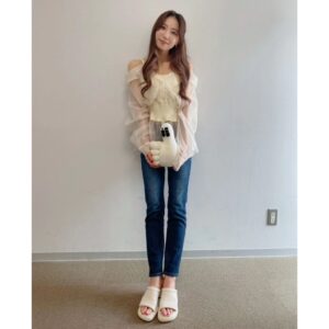 Chika Anzai Instagram - 福井駅前のハピリンにて行われた
【福井市環境フェア】内にて
トークイベントに出演しました🦕

ご来場ありがとうございました！

久しぶりの福井駅、めちゃめちゃ変わっててびっくりでした😳
やはり新幹線が開通すると違いますね…！！

色んなお店が出来ていたり、恐竜増えてたりっ！！
恐竜さん写真撮ればよかった〜🥲

トークでは福井市の公共交通機関についてお話したりクイズがあったり！
15歳までしかいなかったので全然詳しくなくて申し訳なかった…それでもオファーしてくださった福井市の皆様ありがとうございます😭🙏
MCの大西さんのおかげで色々お話できましたありがとうございました🥲

もうICカードが使えるようになっていたり、どんどん便利になっていました！
あとクイズのクセが強すぎて🤣🤣
楽しかった〜😆

県内の方はもちろん、県外からもご来場くださった方が多くて！！！！
初福井の方も！！！！
福井を楽しむきっかけになれたなら嬉しいです〜😍❤️
何か美味しいもの食べてくれましたか？
ぜひ教えてください👍

いや〜晴れてよかった！
わたしも久しぶりに福井の美味しい空気を堪能しました！
ありがとうございました！

📷
①②福井市ロゴキャラクターの【福いいネ！くん】のぬいぐるみをいただきました！
こんなキャラクターがいたとは…！！
スタッフの皆さんノリが良くてめちゃめちゃ面白かったです😆

③④本日の衣装＆ヘアメ！作品のキャラクター合わせじゃないときはわたしとメイクの上田さんの好み全開スタイル🤗
珍しく甘めな…なんか今日はこんな気分でした！(笑)

⑤昨日福井駅に停まってる【すまいるバス】を激写！
わたしが車内アナウンスを担当している南ルートのバスです🚌🌟
デザイン可愛いですよね！学生さんたちのデザインだそうで、感動でした！

改めて、ありがとうございました！
皆さんも福井に行く機会がありましたら、色んな公共交通機関を駆使して楽しんでください🥰

hairmake @smode_shinobu

#福井市
#安済知佳
