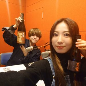 Chika Anzai Instagram - 【ぐらんぶる 華金ラジオ】

第2回、配信されました🎊

今回はパーソナリティ内田雄馬くんで、わたしがゲストでした😇

この前日にかなちゃんさん回録ってたから…2日連続飲酒で口も頭も回らないただの酔っぱらいのわたしですがご了承ください…🥲
酔っぱらいに囲まれながらも、楽しく面白くお話してくれた雄馬くんに感謝です😭🙏

いや〜久々に服かぶった日がぐらんぶるラジオだなんて…我々どうなってんだ🤔
アフレコ当時の思い出話もいっぱいできたので、ぜひぜひ聴いてください！

あとリスナーさんのメールがぐらんぶる愛に溢れてて、我々感動しまくりでした…！
ありがとうございました！！
またぜひ、メール送ってください🫶

📷
①②まてまてなんで一升瓶やねん😇
ゆうまくん飲めないのにどういうことやねん😇
味くらべできますって300mlのもわざわざ🤦
めっっっっっちゃ美味しかったです。
流石黒龍！福井の地酒！！
スタッフさんたちも美味しそうにめちゃめちゃ飲んでくれましたありがとうございました(笑)

③おつまみもタンパク質たくさん！
映ってないけど焼き鳥もあったんですよ〜！
美味しかった😍😍😍
ご馳走さまでした！！

次回は良平さんがゲストです！！！
わくわく！！！
お楽しみに💪

#ぐらんぶる
#音泉
#内田雄馬
#安済知佳
