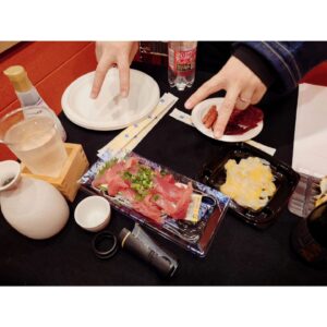 Chika Anzai Instagram - 【ぐらんぶる 華金ラジオ】

第2回、配信されました🎊

今回はパーソナリティ内田雄馬くんで、わたしがゲストでした😇

この前日にかなちゃんさん回録ってたから…2日連続飲酒で口も頭も回らないただの酔っぱらいのわたしですがご了承ください…🥲
酔っぱらいに囲まれながらも、楽しく面白くお話してくれた雄馬くんに感謝です😭🙏

いや〜久々に服かぶった日がぐらんぶるラジオだなんて…我々どうなってんだ🤔
アフレコ当時の思い出話もいっぱいできたので、ぜひぜひ聴いてください！

あとリスナーさんのメールがぐらんぶる愛に溢れてて、我々感動しまくりでした…！
ありがとうございました！！
またぜひ、メール送ってください🫶

📷
①②まてまてなんで一升瓶やねん😇
ゆうまくん飲めないのにどういうことやねん😇
味くらべできますって300mlのもわざわざ🤦
めっっっっっちゃ美味しかったです。
流石黒龍！福井の地酒！！
スタッフさんたちも美味しそうにめちゃめちゃ飲んでくれましたありがとうございました(笑)

③おつまみもタンパク質たくさん！
映ってないけど焼き鳥もあったんですよ〜！
美味しかった😍😍😍
ご馳走さまでした！！

次回は良平さんがゲストです！！！
わくわく！！！
お楽しみに💪

#ぐらんぶる
#音泉
#内田雄馬
#安済知佳