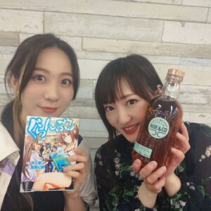Chika Anzai Instagram - 【ぐらんぶる 華金ラジオ】

まずはぐらんぶる連載10周年おめでとうございます🎊👏

その10周年を記念したラジオが、本日より音泉さんで配信開始されました〜！！

わたしがパーソナリティなんですが、毎回ぐらんぶるに関係する方がゲストに来てくださいます💪

初回は愛菜役のかなちゃんさーん😍❤️

まじで初回がかなちゃんさんで助かりましたありがとうございました…😭😭
楽しすぎました🥰🥰

ぐらんぶるファンのリスナーの皆さんも、沢山のメール嬉しかったですありがとうございます！！
これからもぜひ送ってください〜🙏
あ、コーナーによっては酔っぱらいの返答になってしまうことだけ…ご了承ください(笑)

そんなわけで、ぜひ一緒に乾杯して聴いてください🥂
飲み物ならなんでもよいので！
ぐらんぶるの10周年を一緒に盛り上げましょう🍺🎊

📷
①かなちゃんさんと❤️
こちらのウイスキーを一本空けろとのことで…！
スタッフさんとかなちゃんさんと美味しくいただきました🥳
わたしコーラ割りしたんですが、久々のコークハイボールめちゃめちゃ美味しかったです…！

②本編終了後おまけ録る前のわたしたち😉
酔ってきてますね〜わたし髪がボサってますね〜😇

③現場入ってラジオの現場とは思えないラインナップが並んでて面白くて撮りました🤣

④⑤⑥これもブースの中とは思えないラインナップ🤣
原作の井上先生を筆頭に、スタッフさんたちも飲みまくってくださって！
まさかの初回からルール破りの1本追加になりました🤗
どういうこと🤣
でもおつまみもお酒も美味しかったです🥰
ご馳走さまでした〜！！

次回は雄馬くん！！！

お楽しみに〜🍺

#ぐらんぶる
#音泉
#阿澄佳奈
#安済知佳