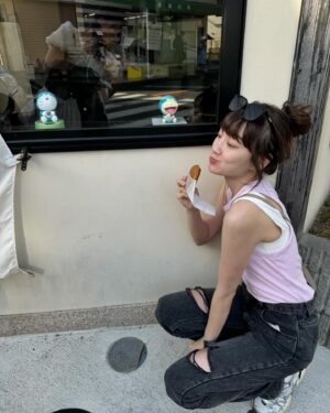 Ching-Tien Li Instagram - 日本

一直在吃布丁、銅鑼燒
吃到朋友問我是小叮噹嗎
（曝露年紀 現在沒有在說小叮噹了齁）
結果真看到專賣銅鑼燒店
一臉貪吃樣…..

和服🙏🏻我太佩服 行走實在太辛苦了
然後 什麼想拍海邊美女照 不可能 我只有長的像瘋婆子….拍拍風景就好