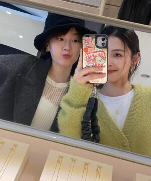 Ching-Tien Li Instagram - 金色系飾品控是我😗🫶
好喜歡 @anvistudios

恭喜松菸店開幕