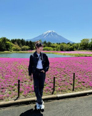 Ching-Tien Li Instagram - 日本芝櫻季

粉紅色的世界
太幸運了 
要看到完整的富士山🗻太不容易了