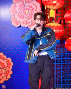 Chisanupong Paungmanee Instagram - 🎤🥰 

#smartchisanupong 
#smartcsnp #ปีโป้ของต้าวมาร์ท 
#happychinesenewyear2024
#yomaentertainment