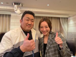 Chisun Instagram - 『犯罪都市　NO WAY OUT』の試写会とアフターパーティーに参加させていただきました
もーねもーね、犯罪都市好きすぎて何十回観たかわからんぐらいで、その映画に青木君が出演すると聞いた時はスーパースーパー感激したのです
そして大大大好きなマドンソク様とお会いすることができました
もー感動ーーーーーー
念願のマドンソク様
ちゃんと韓国語でお話しもさせてもらい贅沢すぎる時間でした
あかん、興奮がまだ止まらん
ほんまに最高でした

満を持して日本に上陸した『犯罪都市　NO WAY OUT』は2月23日公開します
アクションはもちろんのこと、今回は笑いもいつもより散りばめられててとても爽快な映画でした
マドンソクさんはもちろんのこと、新たなヴィラン2人（イジュニョク、青木崇高）にも要注目
そして國村隼さんの存在感
そしてそして脇を固める韓国のスーパー俳優陣も超必見
みなさんぜひぜひ映画館で観てくださいね

（私だれ？w）

ちなみに犯罪都市4も公開されるようで、4では悪人伝でもコンビだったキムムヨルさんが登場
そしてなんといっても1と2に出演していたチャンイス役のパクジファンさんがまたまた登場するみたい
もーたまらん
楽しみすぎるーーーーー
韓国まで観にいこかな

（ほんまに私だれ？w）

#マドンソク
#青木崇高
#犯罪都市
#韓国映画
#마동석
#범죄도시