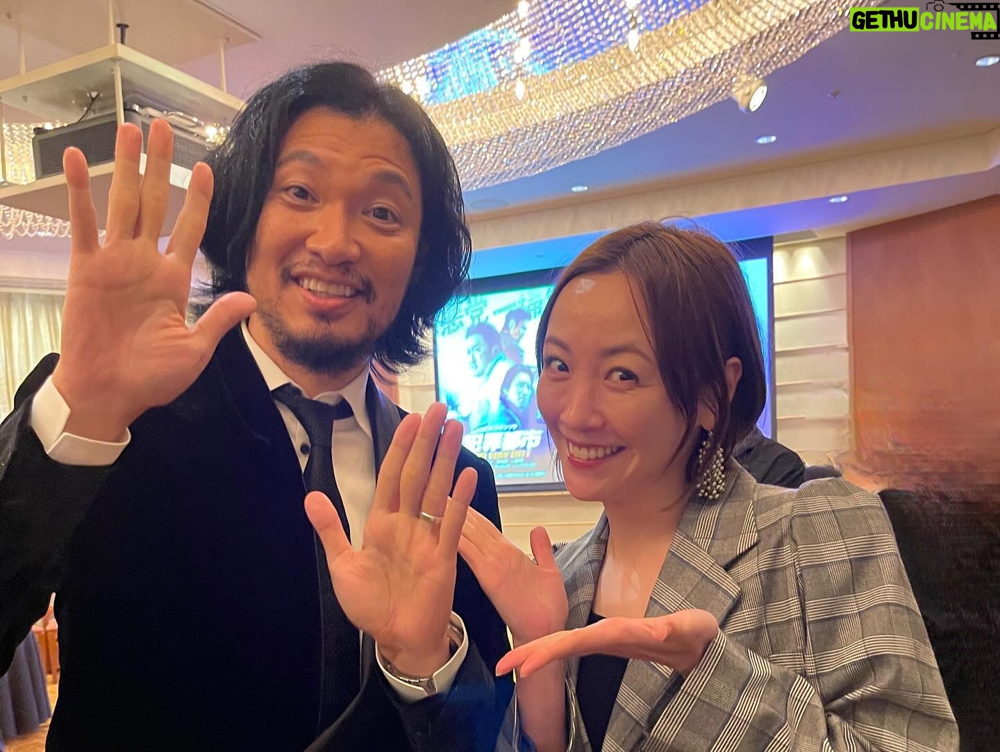 Chisun - 453 Likes - 『犯罪都市 NO WAY OUT』の試写会とアフターパーティーに参加させていただきました
もーねもーね、犯罪都市好きすぎて何十回観たかわからんぐらいで、その映画に青木君が出演すると聞いた時はスーパースーパー感激したのです
そして大大大好きなマドンソク様とお会いすることができました
もー感動ーーーーーー
念願のマドンソク様
ちゃんと韓国語でお話しもさせてもらい贅沢すぎる時間でした
あかん、興奮がまだ止まらん
ほんまに最高でした
満を持して日本に上陸した『犯罪都市 NO WAY OUT』は2月23日公開します
アクションはもちろんのこと、今回は笑いもいつもより散りばめられててとても爽快な映画でした
マドンソクさんはもちろんのこと、新たなヴィラン2人(イジュニョク、青木崇高)にも要注目
そして國村隼さんの存在感
そしてそして脇を固める韓国のスーパー俳優陣も超必見
みなさんぜひぜひ映画館で観てくださいね
(私だれ?w)
ちなみに犯罪都市4も公開されるようで、4では悪人伝でもコンビだったキムムヨルさんが登場
そしてなんといっても1と2に出演していたチャンイス役のパクジファンさんがまたまた登場するみたい
もーたまらん
楽しみすぎるーーーーー
韓国まで観にいこかな
(ほんまに私だれ?w)
#マドンソク
#青木崇高
#犯罪都市
#韓国映画
#마동석
#범죄도시